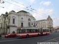 Trolejbus Škoda 15Tr13/6M ev.č.576 projíždí okolo budovy ústeckého divadla. | 4.4.2014