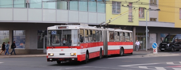 Do zastávky Divadlo odbočuje trolejbus Škoda 15Tr02/6 ev.č.511. | 4.4.2014