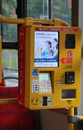 Automaty na jízdenky přijímají platební karty, zobrazují reklamy a můžete si v nich dobít i kredit do mobilního telefonu. | 8.8.2014