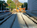 V ulici Na Moráni jsou již položeny obě traťové koleje a jsou připravené na směrové a výškové vyrovnání. | 12.9.2007