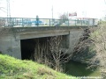 Most v Poděbradské ulici umožňuje podtečení potoka Rokytka. | 8.4.2006
