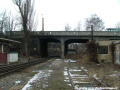 Pohled na původní most přes Buštěhradskou dráhu z úrovně kolejiště železniční stanice Praha-Dejvice. | 9.2.2006