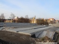 Celkový pohled z budoucí středové části mostu přes vozovku na dokončované repliky zdobných pylonů a betonového zábradlí. | 31.12.2011