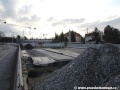 Vznikající mostovka zbývající části nového mostu s prostorem pro tramvajovou trať. | 31.12.2011