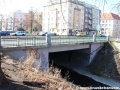 Most převádějící převádějící Vršovickou ulici nad potokem Botičem u stadionu Bohemians. | 25.3.2012
