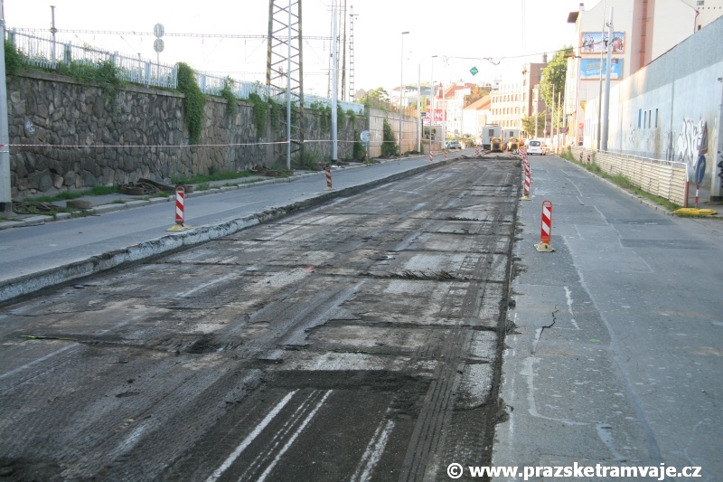 Jedna z repanelizací Nádražní ulice, snažící se opět o několik let déle vůbec udržet trať provozuschopnou. | 27.6.2011
