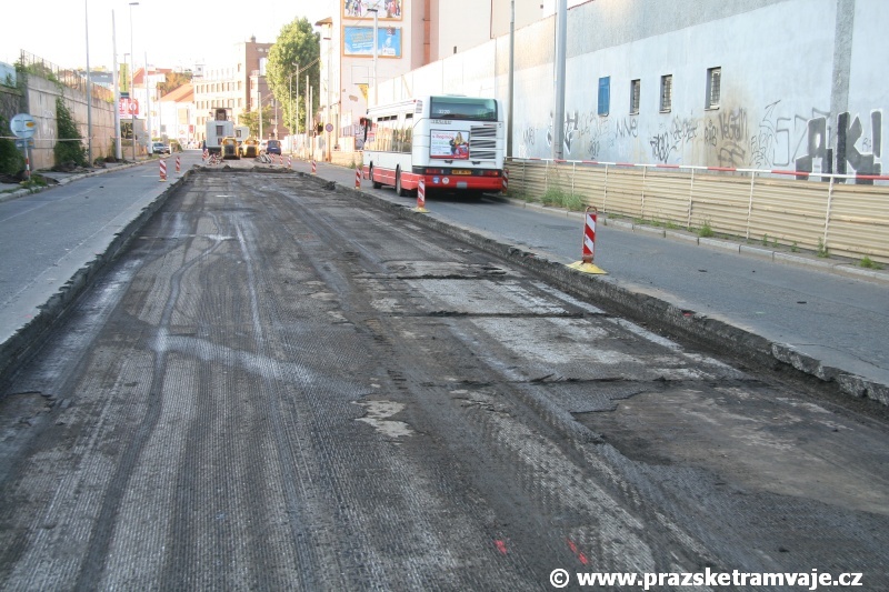 Jedna z repanelizací Nádražní ulice, snažící se opět o několik let déle vůbec udržet trať provozuschopnou. | 27.6.2011