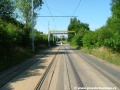Přímý úsek tramvajové tratě tvořeném velkoplošnými panely BKV míří k Chodovské ulici.