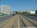 Na mostě překračuje kolejiště odstavného nádraží Praha-Jih nejen Chodovská ulice, ale také tramvajová trať v jejím středu.