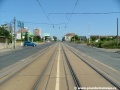 Tramvajová trať, stejně jako celá Chodovská ulice začíná stoupat v přímém úseku.