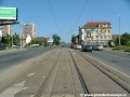 Přímý úsek tramvajové tratě se záhy změní na levý oblouk přivádějící tramvajovou trať do ulice U Plynárny.