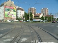 Tramvajová trať tvořená velkoplošnými panely BKV odbočuje levým obloukem v prostoru světelně řízené křižovatky z Chodovské ulice do ulice U Plynárny.