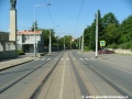 Přímý úsek tramvajové tratě za zastávkami Plynárna Michle.