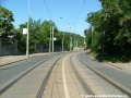Pravý oblouk tramvajové tratě tvořené velkoplošnými panely BKV v ulici U Plynárny.