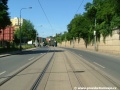 Přímý úsek tramvajové tratě v ulici U Plynárny.