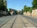 Tramvajová trať v přímém úseku ulice U Plynárny překračuje křižovatku se zleva se připojující ulicí U Hellady.