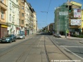 Před světelně řízenou křižovatkou s ulicí Mendíků se tramvajová trať napřimuje a zamíří do prostoru zastávky Pod Jezerkou z centra.