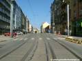Koleje tramvajové tratě se stále drží Nuselské ulice a v jejím středu se napřimují.