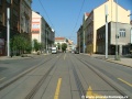 Koleje tramvajové tratě překračují vyústění ulice Na Jezerce, která se připojuje z levé strany.