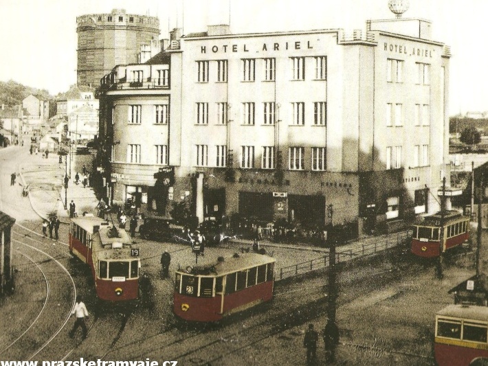 Obratiště zřízené u hotelu Ariel. Zatímco vlak linky 19 přijíždí od Záběhlic, v obratišti vidíme manipulující vlak linky 23, kdy motorový vůz právě objíždí odstavený vůz vlečný. | okolo 1930