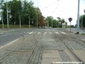 Rozvětvení tramvajové tratě od zastávky Hládkov, levý oblouk míří na Petřiny, přímý směr pokračuje k vozovně Střešovice.