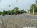 Oblouky od vozovny Střešovice k zastávce Hládkov se mění ještě v prostoru křižovatky v přímou.