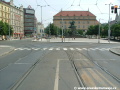 Rozvětvení křižovatky Palackého náměstí od Anděla, pravý oblouk míří na Výtoň, levý k dalším výhybkám.