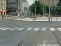 Ostrým obloukem křižovatky Palackého náměstí pokračují tramvaje ke druhému páru výhybek od Anděla.