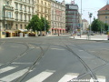Druhé rozvětvení výhybek křižovatky Palackého náměstí od Anděla umožňuje tramvajím levé odbočení obnoveným obloukem k Jiráskovu náměstí, případně pokračování do zastávek Palackého náměstí ke Karlovu náměstí.