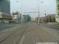 Za zastávkami se tramvajová trať, ještě na zvýšeném tělese, blíží ke světelně řízené křižovatce s ulicí Děkanská vinice I.