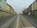 Tramvajová trať v přímém úseku stoupá Táborskou ulicí z podjezdu pod ulicí 5. května.