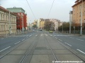 Tramvajová trať překračuje v Táborské ulici světelně řízenou křižovatku s ulicí Lounských.