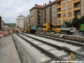 Tramvajové koleje provizorně spojené rozchodnicemi na betonové desce. | 17.5.2011