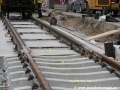 Přechod dvou konstrukcí tramvajové tratě, kolej na betonové desce je zatím provizorně spojena rozchodnicemi. | 17.5.2011