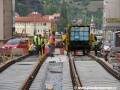 Dvě konstrukce tramvajové tratě, železobetonové pražce s bezžlábkovými kolejnicemi S49 v popředí a betonová deska se žlábkovými kolejnicemi NT1 v pozadí, na nich jeden zajímavý stroj... | 17.5.2011