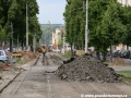Odstraňování původních kolejí tramvajové tratě v ulici Jugoslávských partyzánů začíná odfrézováním horní asfaltové šlupky. | 17.5.2011