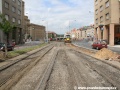 Prostor rušené předjízdné koleje Podbaba s odfrézovanou horní asfaltovou vrstvou v pohledu k rovněž rušené smyčce Podbaba. | 17.5.2011