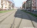 Po odbočení ve výhybce se předjízdná kolej Podbaba s využitím levého oblouku stala souběžnou s tramvajovou tratí.