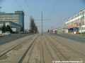 Tramvajová trať se napřimuje a ve středu Poděbradské ulice míří k zastávkám Nademlejnská.
