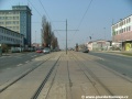 Úrovňový přejezd pro automobily před prostorem zastávek Nademlejnská.