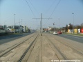 Tramvajová trať se začíná ve středu Poděbradské ulice stáčet levým obloukem.
