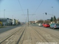 Táhlý levý oblouk ve středu Poděbradské ulice přivádí tramvajovou trať ke světelně řízené křižovatce s ulicí U Elektry.