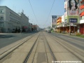 Přímý úsek tramvajové tratě v Poděbradské ulici na zvýšeném tělese podél bytového komplexu Nová Harfa.