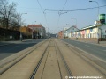 Přímý úsek tramvajové tratě tvořené velkoplošnými panely BKV v Poděbradské ulici.