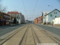 Přímý úsek tramvajové tratě tvořené velkoplošnými panely BKV v Poděbradské ulici.
