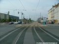 Přes křižovatku s ulicemi K Žižkovu a Freyova přechází tramvajová trať v pravém oblouku, krytá pryžovými přejezdovými panely - kolej z centra je v podobě rozjezdové kolejové splítky do smyčky Harfa.
