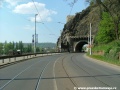 Tramvajová trať se v pravém oblouku blíží k Vyšehradskému tunelu.