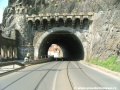 Tramvajová trať před Vyšehradským tunelem zamění pravý oblouk za levý.