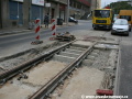 Konec novostavby tramvajové tratě v Radlické ulici, v rekonstruovaném úseku k zastávce Křížová jsou již kolejnice ukládány na původní železobetonovou desku. | 19.9.2008