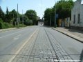 V podobě jakési falešné jednokolejky pokračuje kolej smyčky Radošovická ulicí V Korytech v přímém směru